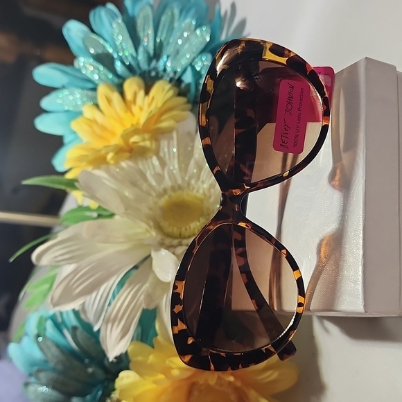 NWT BETSEY JOHNSON SUNGLASSES - Picture 1 of 6